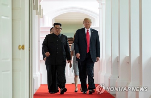 [북미정상회담] 김정은 '비핵화할 것이냐'는 기자들 질문에 묵묵부답