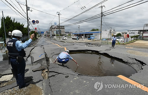 "역 천장과 바닥이 물결쳤다"…日 오사카, 도시기능 일시 마비