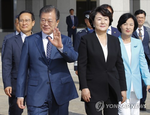 문 대통령 "여당, 지방의원 부정부패 차단 역할" 당부