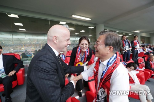 FIFA 회장과 환담 文대통령 "월드컵 남북공동개최 점점 현실화"