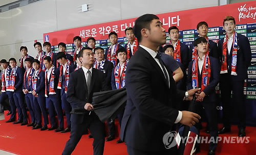 태극전사, 16강 실패 아쉬움 품고 귀국… '환호와 날계란'