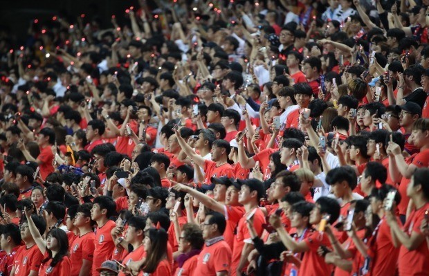 지난 1일 전주월드컵경기장에서 열린 대한민국 대 보스니아 헤르체고비나 평가전. 한국팬들이 열띤 응원전을 펼치고 있다. (사진=연합뉴스)