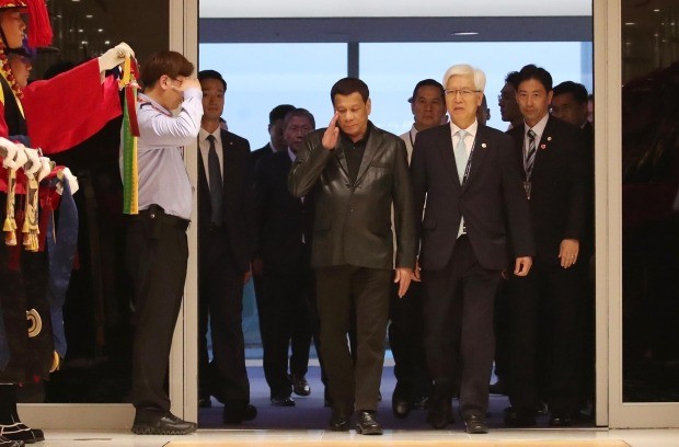 로드리고 두테르테 필리핀 대통령(왼쪽 두번째)이 3일 오전 인천국제공항을 통해 입국하고 있다. 오른쪽 두번째는 전제국 방위사업청장 (사진=연합뉴스)