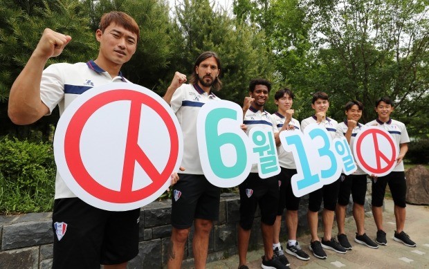  6·13 지방선거를 8일 앞둔 5일 오후 경기도 수원시 장안구 수원북중학교에서 프로축구 수원 삼성 블루윙즈 선수들이 투표 참여 캠페인을 하고 있다 (사진=연합뉴스)