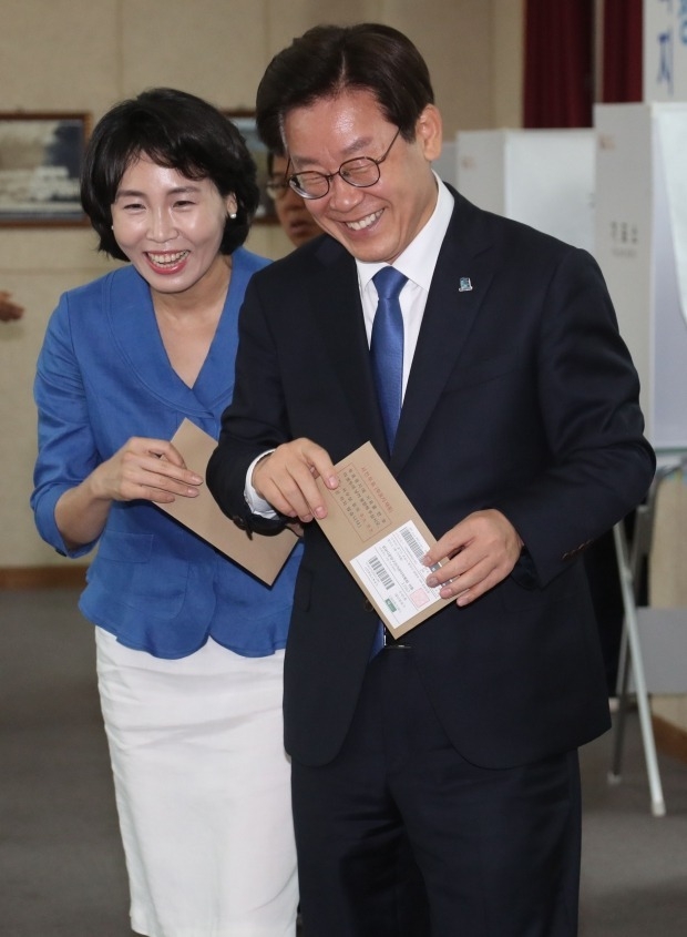 이재명, 여배우 스캔들 논란 중 부인과 동반투표…"내 옆엔 아내 있어"