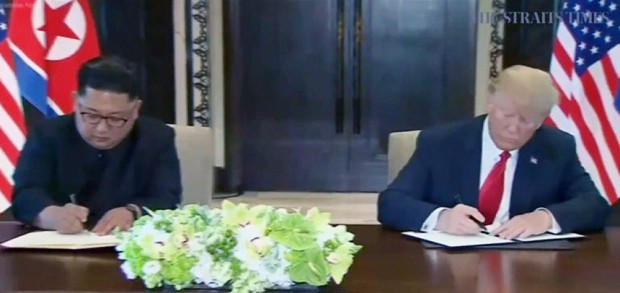역사적 첫 북미정상회담이 열린 12일 오전 싱가포르 센토사 섬 카펠라호텔에서 미국 도널드 트럼프 대통령과 북한 김정은 국무위원장이 합의문에 서명하고 있다.  /사진=연합뉴스