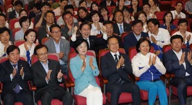 민주당 "지방선거, 문재인 정부에 대한 평가…국민의 승리"