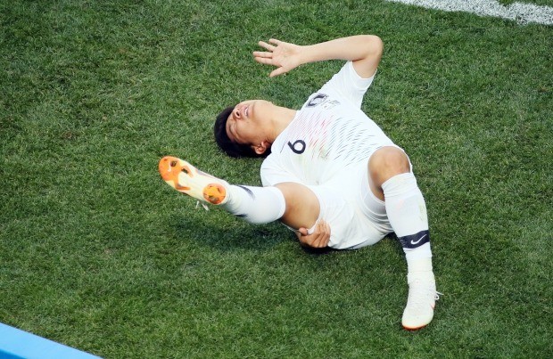 18일 러시아 니즈니 노브고로드 스타디움에서 열린 2018 러시아 월드컵 F조 대한민국 대 스웨덴의 경기에서 한국 박주호가 부상으로 넘어진 후 괴로워 하고 있다. 사진=연합뉴스