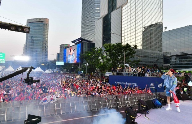 '이길 수 없는 상대는 없어, 뒤집어버려!' (사진=오비맥주 제공, 연합뉴스)