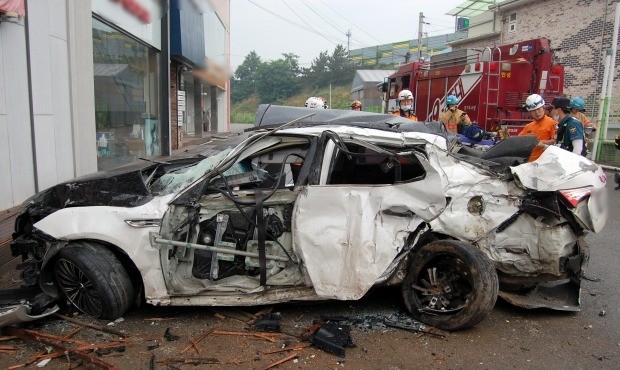 안성 교통사고로 처참하게 부서진 차량 (사진=연합뉴스)