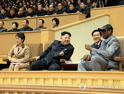 북한 5번 방문한 '김정은 절친' 로드먼, 싱가포르 도착
