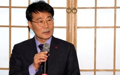 靑 "장하성 '흔들림없이 대통령님과 함께'… 사의표명 사실무근"