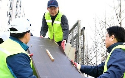 쓰레기 줍고 밥 퍼주고 헌혈도… 의례적 취임식은 옛말