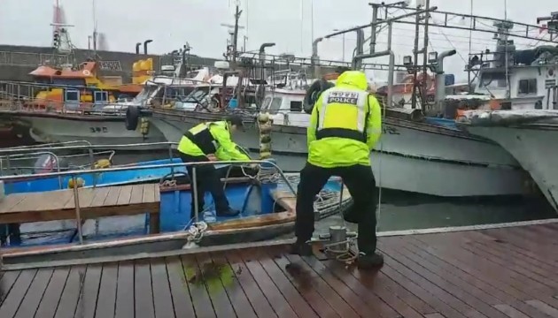 인천해경 관계자들이 제7호 태풍 쁘라삐룬 북상에 대비하기 위해 1일 항·포구 예방 순찰을 하고 있다. 인천해양경찰서 제공