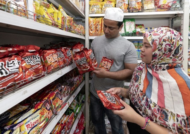 서울 용산구 이태원동에 위치한 외국 식품 전문매장 포린 푸드마트에서 무슬림 고객이 대박라면을 구입하고 있다