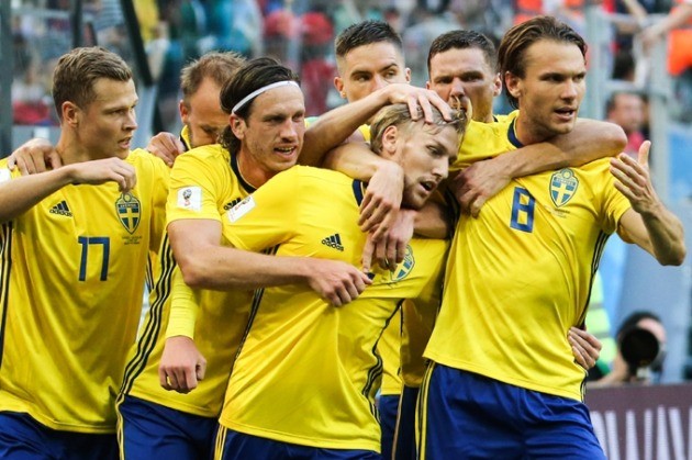 3일(현지시간) 스웨덴 포르스베리가 골을 넣은 뒤 동료 선수들이 함께 축하하고 있다. 사진= 연합뉴스