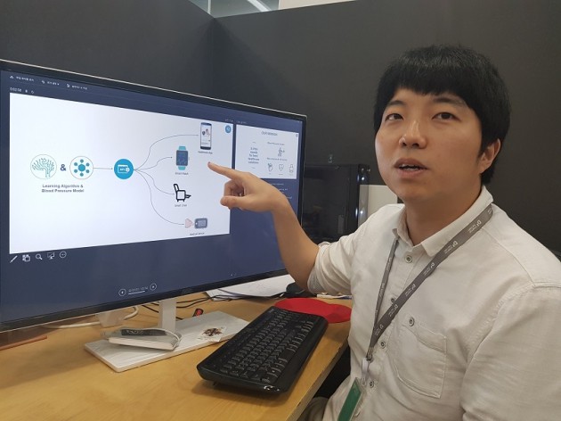이광진 딥메디 대표가 혈압을 측정하는 스마트폰 앱 ‘S-vital’의 작동 방식에 대해 설명하고 있다. 양병훈 기자