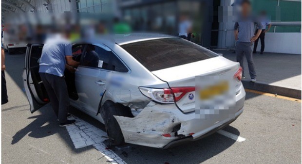 김해공항 사고 블랙박스 영상 공개…BMW에 치인 택시기사 '의식불명'