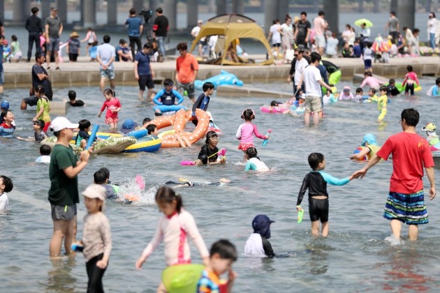 전국 대부분 지역에 폭염특보가 내려진 24일 서울 여의도 물빛광장이 물놀이를 즐기는 시민들로 붐비고 있다. [사진=연합뉴스]