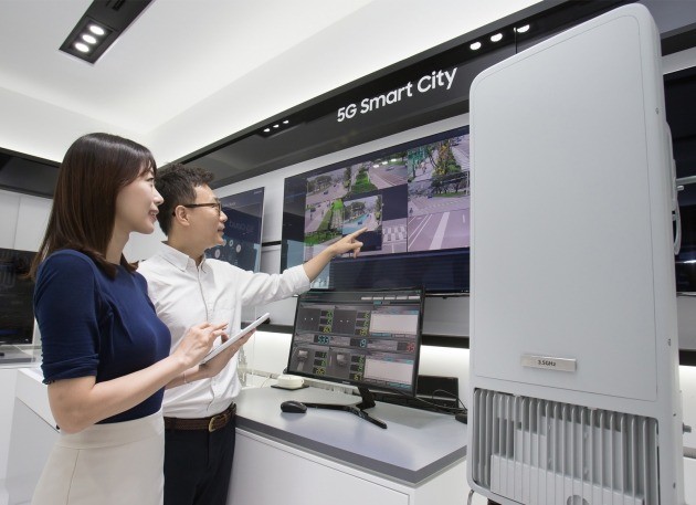 5G 통신과 도시 인프라를 접목해 교통 안전, 치안 등 다양한 서비스에 활용하는 스마트 시티 구현 가능성을 보여주는 '5G 커넥티비티 노드' 시연 모습.

