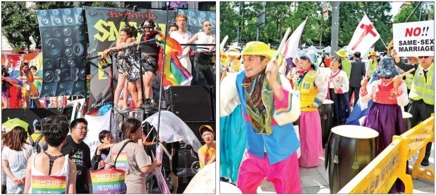 성(性)소수자 축제인 ‘서울퀴어문화축제’가 지난 14일 태평로 서울광장에서 열렸다. 축제 참가자들이 퍼레이드 행사를 펼치고 있다. (왼쪽) 바로 길 건너인 대한문 앞에선 한복을 입은 외국인이 퀴어축제 반대집회에 참가해 북을 치고 있다. (오른쪽) / 연합뉴스