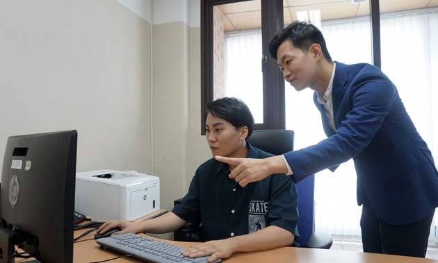 이상목 한국산기대 학생이 이동현 지도교수와 함께 딥러닝 기술을 활용하는 연구에 몰두하고 있다. 한국산기대 제공