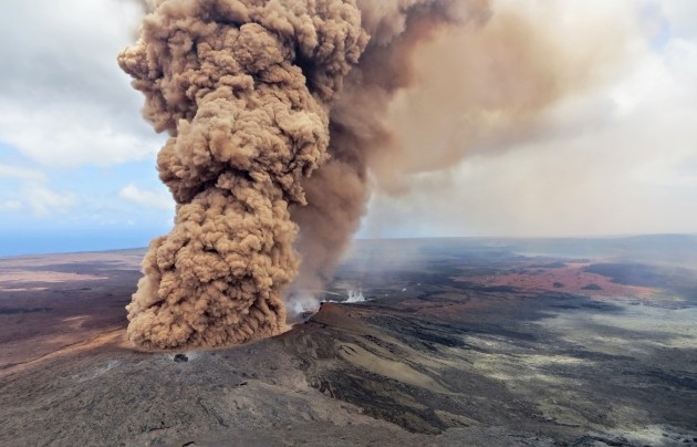하와이 '용암 덩어리' 관광객 보트에 떨어져 23명 부상