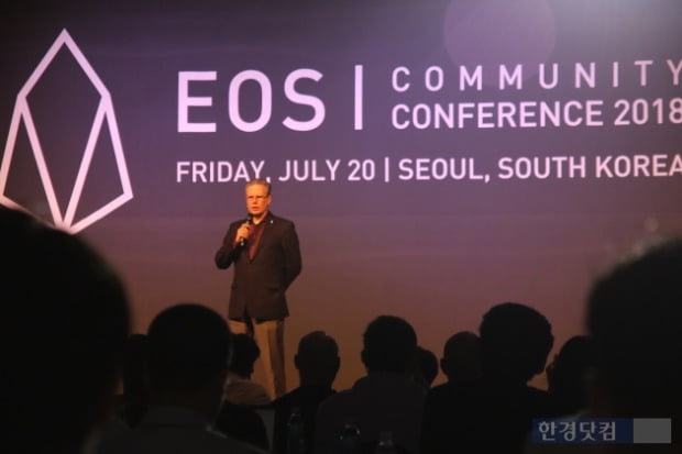 토마스 콕스 전 블록원 제품 담당 부사장이 20일 서울 강남구 르메르디앙에서 열린 ‘이오스(EOS) 커뮤니티 컨퍼런스 2018’에서 강연을 하고 있다.
