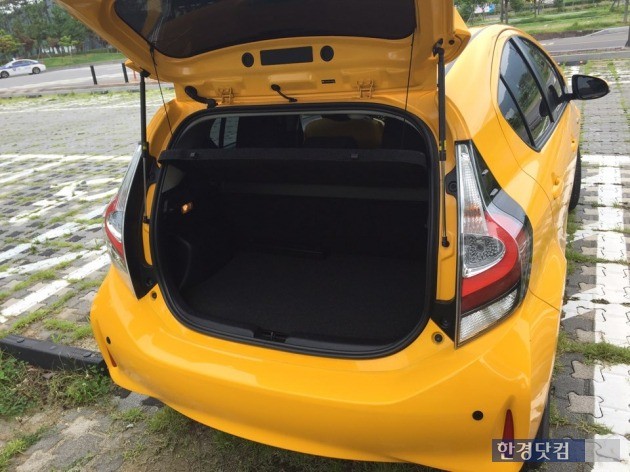 트렁크 공간은 넉넉하지 않아 성인 2명이 여행을 떠난다면 뒷자석은 짐칸으로 사용하면 된다. 