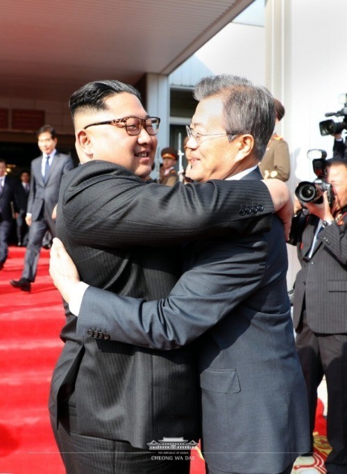 김정은 북한 국방위원장(왼쪽)과 문재인 대통령의 정상회담 모습. 사진= 청와대 제공