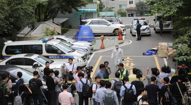 23일 오전 정의당 노회찬 원내대표가 투신 사망한 것으로 알려진 서울 중구 한 아파트에서 경찰들이 조사하고 있다. [사진=연합뉴스]