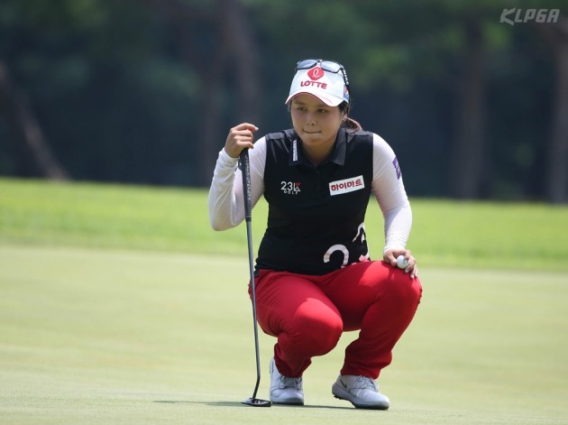 [포토] 그린 살피는 최혜진