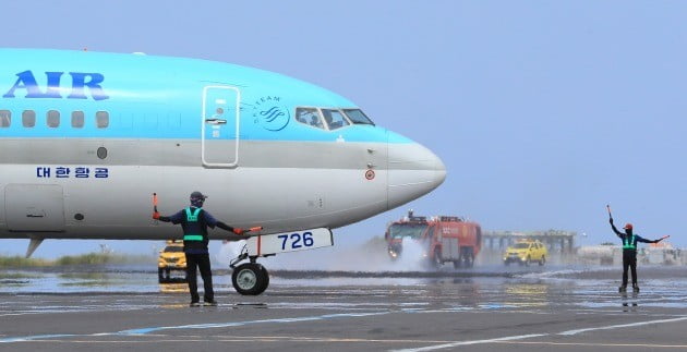 연일 기록적인 폭염이 이어지는 가운데 지난 26일 오후 제주국제공항 소방대 차량이 제주국제공항 활주로에 물을 뿌리고 있다. [사진=연합뉴스]
