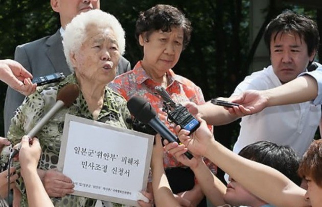 2013일 8월 13일 일본군 위안부 피해자 이옥선 할머니(왼쪽)와 강일출 할머니(왼쪽에서 두번째)가 일본 정부를 상대로 민사조정신청서를 제출하기 위해 서초동 서울중앙지법 민원실로 향하다 취지설명을 하고 있다. [연합뉴스 자료사진]