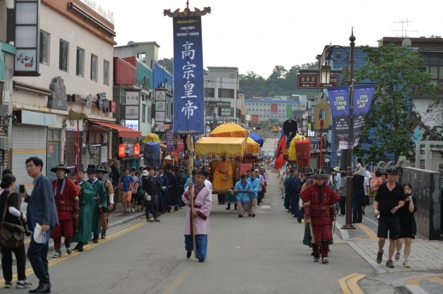 지난 28~29일 인천시 강화군에서 열린 고려문화축전 행사에 등장한 고려 황제 행렬 모습. 강화군 제공
