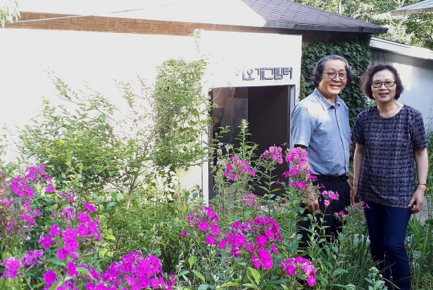 작업실 겸 개인 갤러리인 하오개그림터 앞에 서 있는 권오택 이향재 부부. 김경래 OK시골 대표 제공