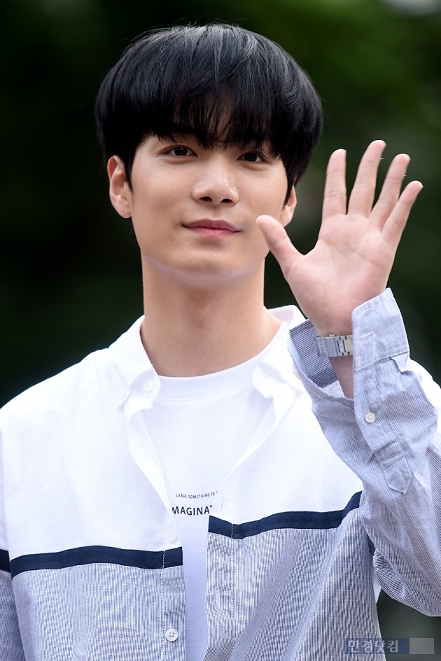 [포토] 뉴이스트W JR, '손바닥만 한 작은 얼굴'