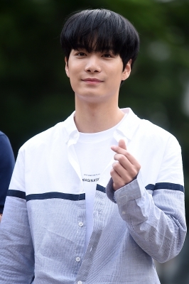 [포토] 뉴이스트W JR, '女心 흔드는 하트~'