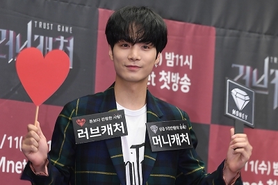 [포토] 뉴이스트W JR, '돈과 사랑을 찾아서~'