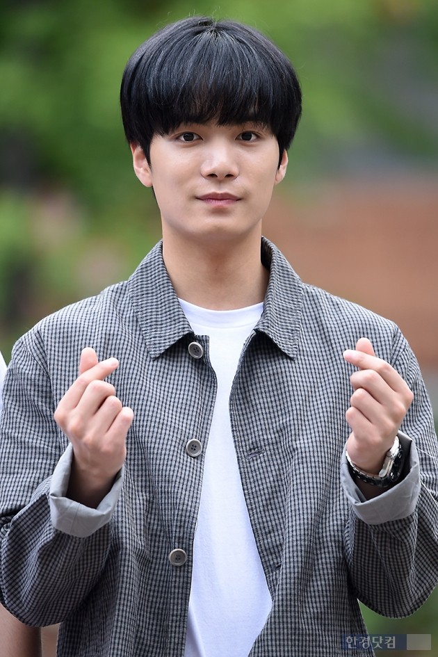 [포토] 뉴이스트W JR, '女心 흔드는 부드러운 눈빛~'