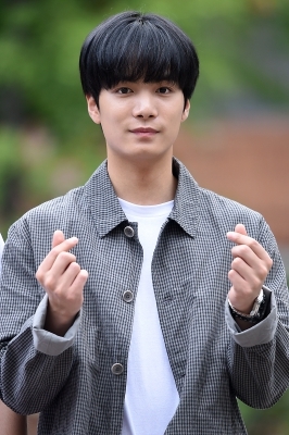 [포토] 뉴이스트W JR, '女心 흔드는 부드러운 눈빛~'