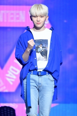 [포토] 세븐틴 우지, '주먹 불끈 쥐고 멋지게~'