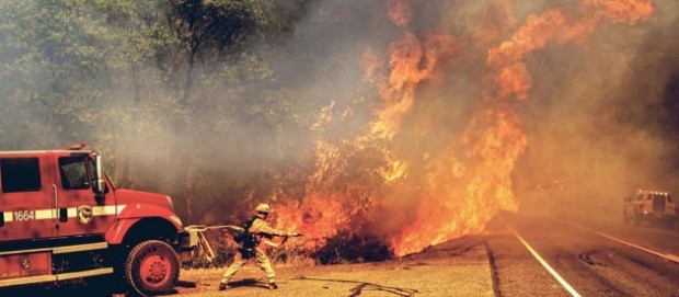 주거지까지 번지는 캘리포니아 산불… 2주째 사투 