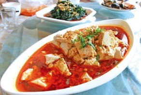 쪽배 모양의 그릇에 담긴 두부요리 ‘초선차전’