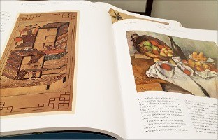 시카고아트인스티튜트 소장품 도록에 폴 세잔 작품과 나란히 수록된 ‘책거리’(왼쪽). 