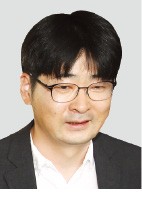 靑 "첫눈 오면"… 탁현민 사표 반려