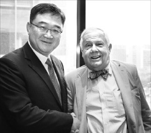 짐 로저스 로저홀딩스 회장(오른쪽)이 구성훈 삼성증권 사장과 악수하고 있다. /삼성증권 제공