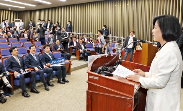 추미애 더불어민주당 대표가 지난 4월25일 서울 여의도 국회에서 열린 의원총회에서 인사말을 하고 있다. ‘6·13 지방선거’ 전만 해도 민주당 지도부는 규제개혁에 소극적이었으나 선거 압승 이후엔 규제 완화로 선회하고 있다. /한경 DB 