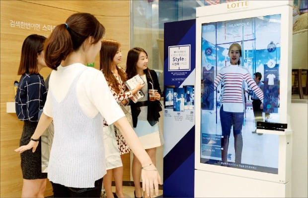 서울 중구 롯데백화점 본점 지하1층에서 소비자들이 3D가상 피팅 서비스 체험을 하고 있다. 3R가상 피팅 서비스는 디지털 거울과 스마트폰을 활용해 옷을 직접 입어보지 않아도 편리하게 피팅결과를 확인할 수 있는 서비스다. 