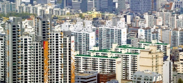 지난달 말 보유세 권고안 공개 이후 거래가 늘고 있는 서울 강남구 일대 아파트 모습. 보유세 부담이 상대적으로 적은 ‘똘똘한 한 채’ 선호 현상이 나타나면서 인기 주거지역 집값이 회복세를 보이고 있다고 일선 중개업소들은 전했다. /한경DB 